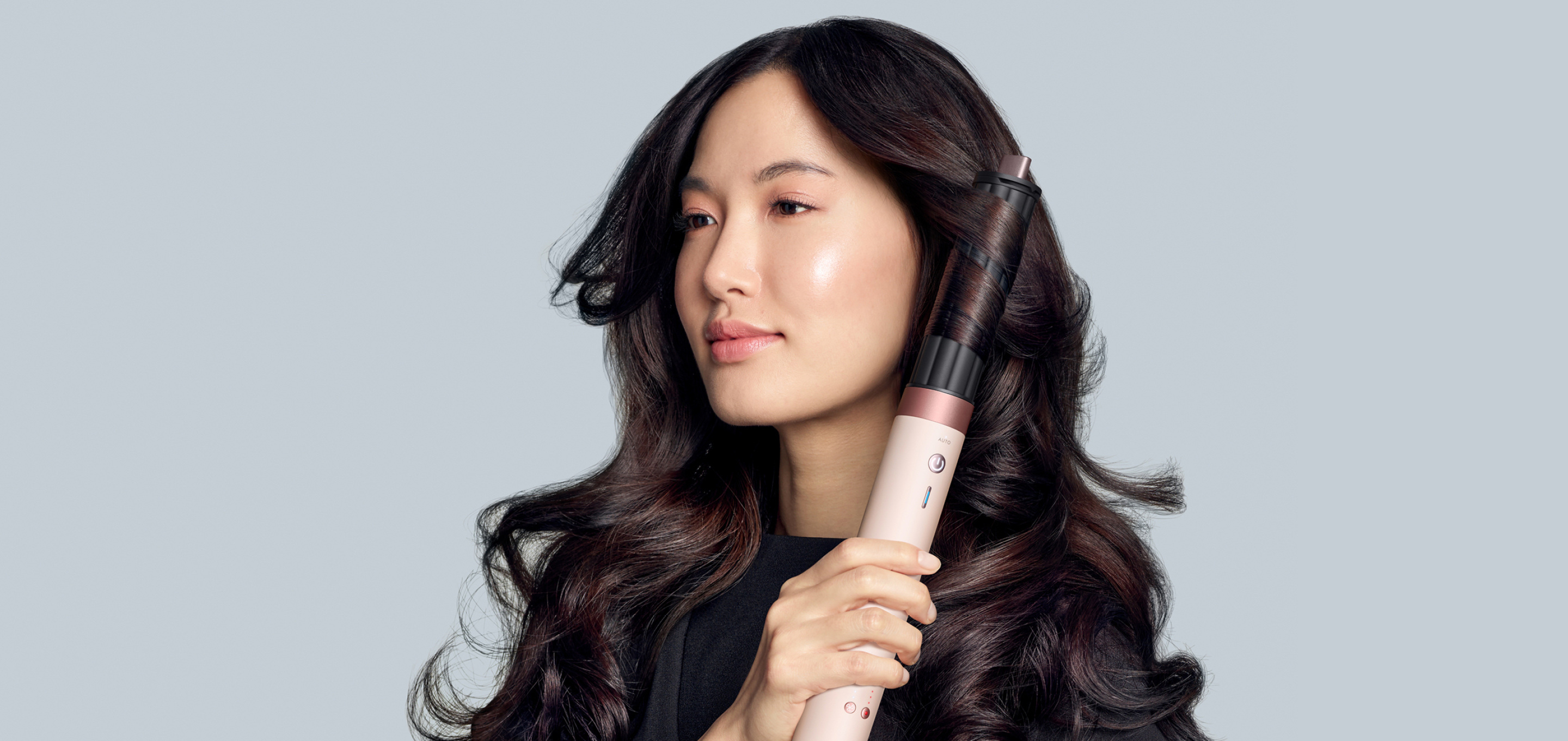 Dyson, next level styling Model mit dunklen Haaren und einem Airwrap-Co-anda2x